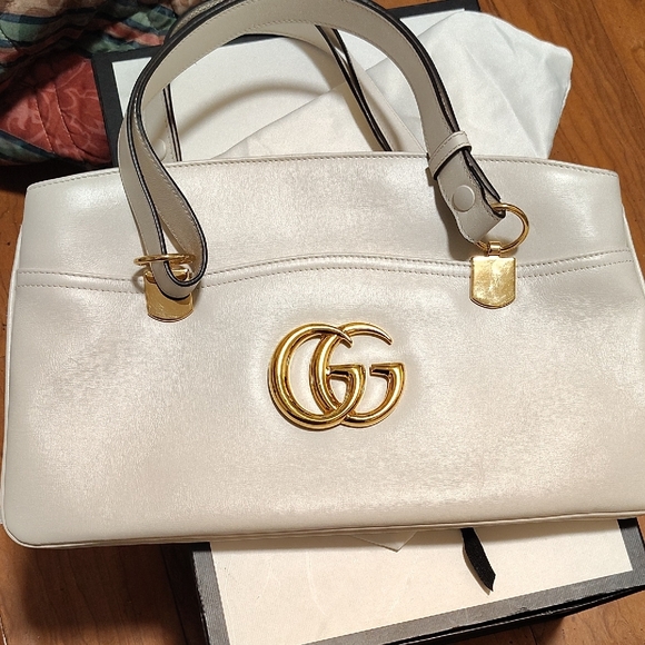 Gucci Cream Leather Shoulder Bag with Gold Accents - Picture 2 of 5